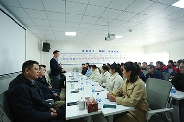 2023, he haerenga hou Ko te Heamana a Mr He o Jwell Machinery i mihi ki nga kaimahi katoa kia pai te tau hou i roto i te wheketere Zhejiang!
